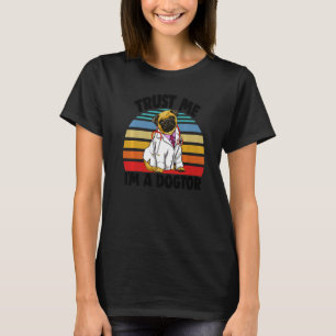 Vertrauen Sie mir, ich bin Dogtor Mops Retro Fraue T-Shirt