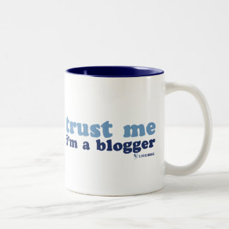 Vertrauen Sie mir, ich ist ein Blogger Zweifarbige Tasse