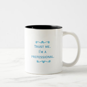 Vertrauen Sie mir, ich ist ein Prefessional (blau) Zweifarbige Tasse