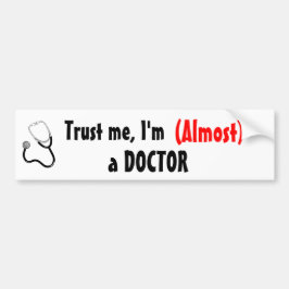 Vertrauen Sie mir, ich sind (fast) ein DOKTOR Autoaufkleber