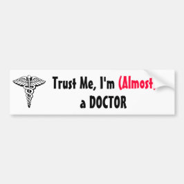 Vertrauen Sie mir, ich sind (fast) ein DOKTOR Autoaufkleber