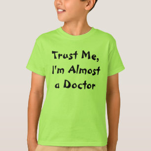 Vertrauen Sie mir, ich sind fast ein Doktor T-Shirt