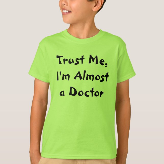 Vertrauen Sie mir, ich sind fast ein Doktor T-Shirt (Vorderseite)