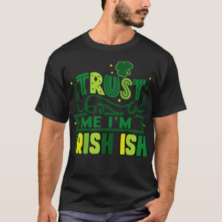 Vertrauen Sie mir im Irish ish T-Shirt