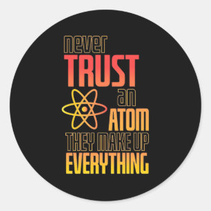 Vertrauen Sie niemals auf einen Atom, der alles sc Runder Aufkleber