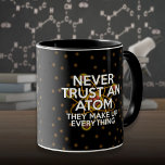 VERTRAUEN SIE NIEMALS EIN ATOM Fun Science Zitat Tasse<br><div class="desc">Ruf alle Wissenschaftler an. Ruf alle an. Vertraue niemals einem Atom. Sie machen alles aus. Ich dachte nur,  du solltest es wissen. Coole,  trendige und lustige Wissenschaft inspirierte Geschenke für alle Wissenschaftler,  Wissenschaftslehrer,  Wissenschaftsstudenten,  kurz,  jede Wissenschaftsfreude in Ihrem Leben (und das schließt Sie ein)! Entwickelt von Thisisnotme©</div>