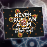 VERTRAUEN SIE NIEMALS EIN ATOM Funny Science Zitat Postkarte<br><div class="desc">Cooles,  trendiges und lustiges,  wissenschaftlich inspiriert Geschenk für alle Wissenschaftler,  Naturwissenschaftler,  Wissenschaftsstudenten und kurz für alle Wissenschaftsfreaks in Ihrem Leben (und das schließt Sie ein)! Entwickelt von Thisisnotme©</div>