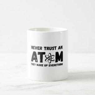 VERTRAUEN SIE NIEMALS EINE ATOM KAFFEETASSE