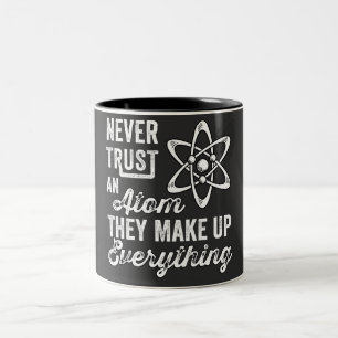Vertrauen Sie niemals einem Atom, sie bilden alles Zweifarbige Tasse