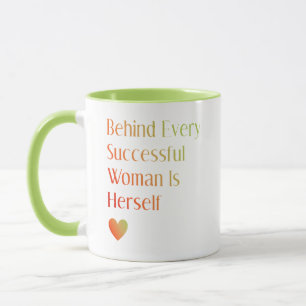 Vertrauens-Zitat hinter Frau ist selbst Tasse
