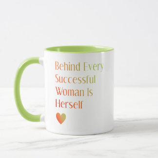 Vertrauens-Zitat hinter Frau ist selbst Tasse