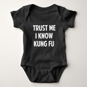 Vertraut mir, ich kenne Kung Fu Baby Strampler