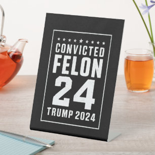 Verurteilter Schwerverbrecher 4. Juli Trump 2024 Sockelschild