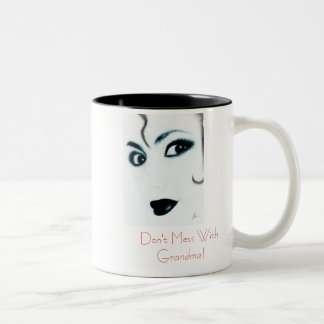 Verwirren Sie nicht mit Großmutter! Zweifarbige Tasse