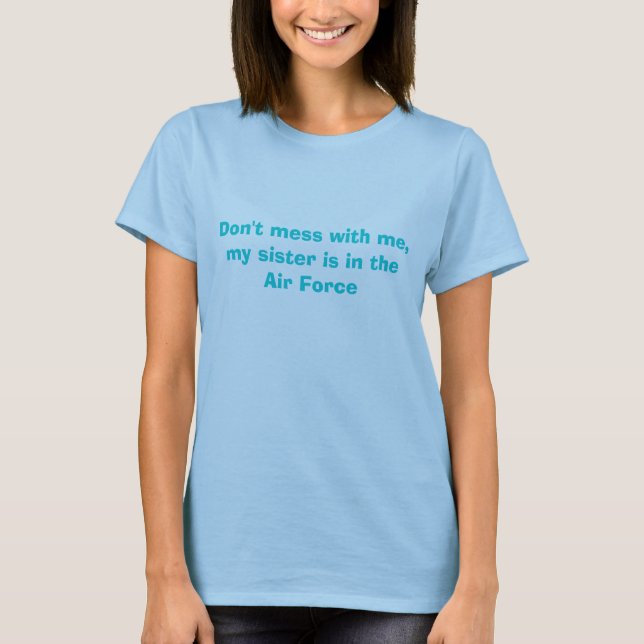 Verwirren Sie nicht mit mir, meine Schwester ist T-Shirt (Vorderseite)