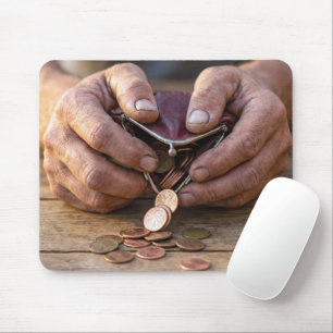 Verwitterte Hände mit Pennies im Münzbeutel Mousepad