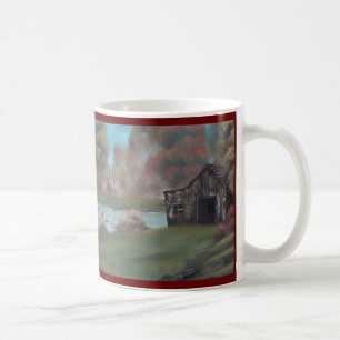 Verwitterte Scheune durch Teich-doppelseitige Kaffeetasse