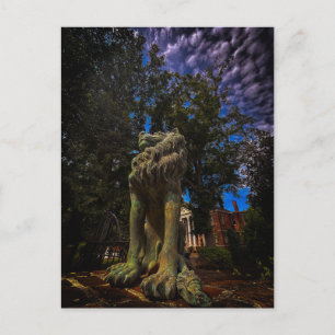 Verwitterte Steinlöwenstatue Postkarte