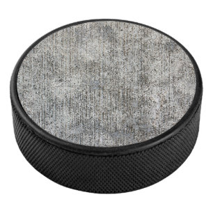 Verwitterter grauer Zement-Bürgersteig Eishockey Puck