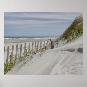 Verwitterter Zaun und Sanddünen am Strand Poster
