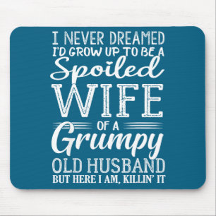 Verwöhnte geträumte Ehefrau mürrischer Alter Mousepad