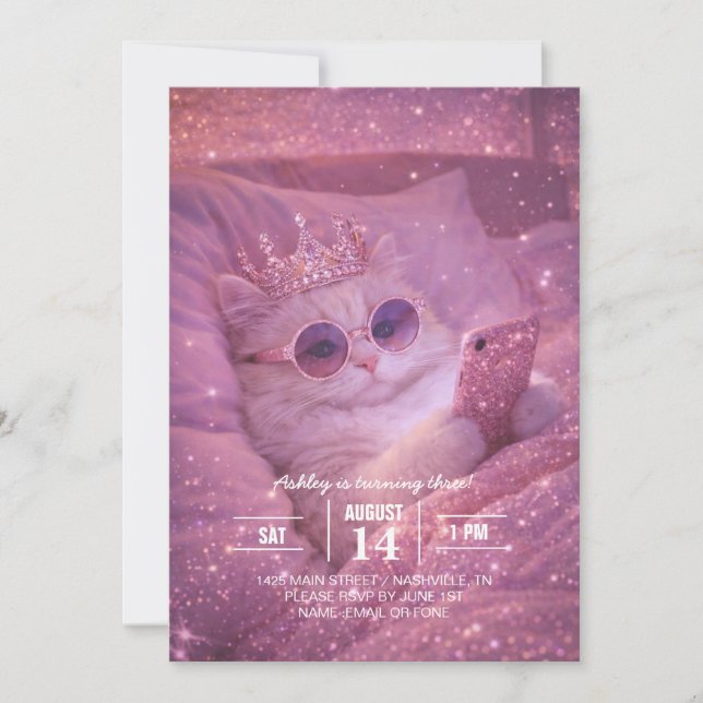 Verwöhnte Prinzessinnenkatze schreibt Nachrichten  Einladung (Vorderseite)