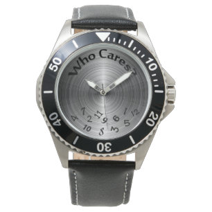 verworrene Zahlen auf metallisch grau Armbanduhr