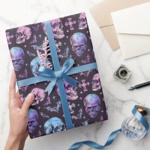 Verzauberte lila Schädel Fledermäuse und Kreuze Geschenkpapier