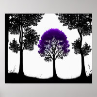 Verzauberter Lila Baum im Monochrom-Wald