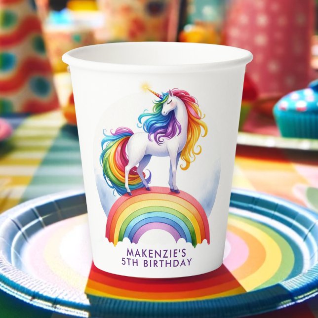 Verzauberter Regenbogen-Einhorn zum Geburtstag Pappbecher (Magical Rainbow Unicorn Party Cup on a Colorful party plate.)