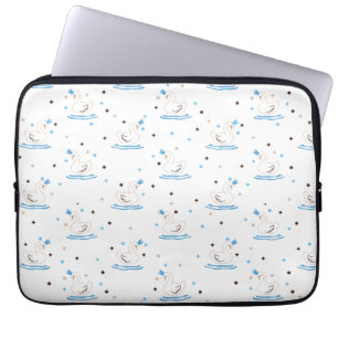 Verzauberter Swan Lake Fairy Tale Crowned Swan Laptopschutzhülle