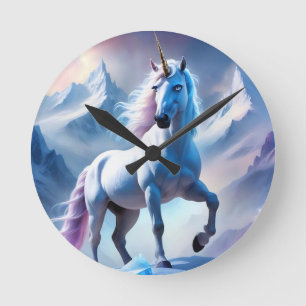 Verzaubertes Einhorn in einer verschneiten Fantasi Runde Wanduhr