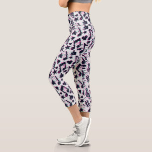 Verzerrtes Muster für musikalische Noten und Herz Capri Leggings