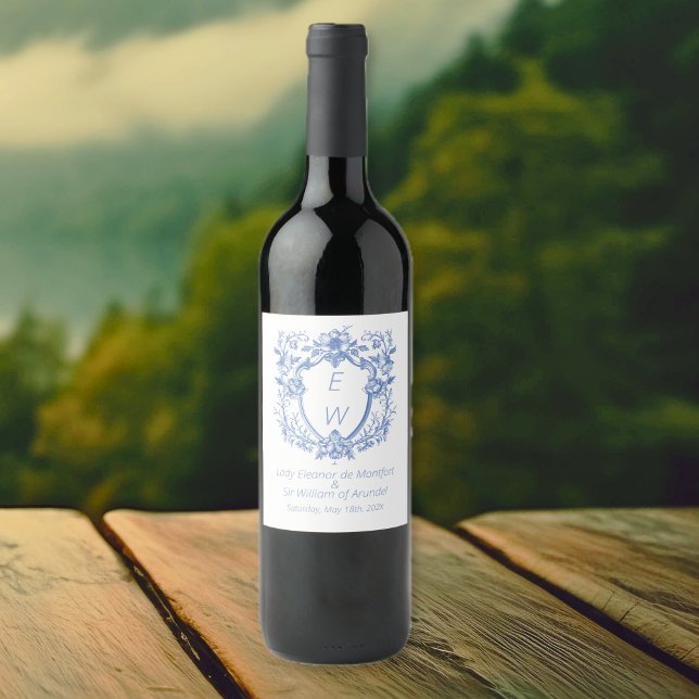 Verziert Dusty Blue Wappen Monogram Wedding Weinetikett (Ornate Dusty Blue Crest Monogram Wedding Wine Bottle Labels)
