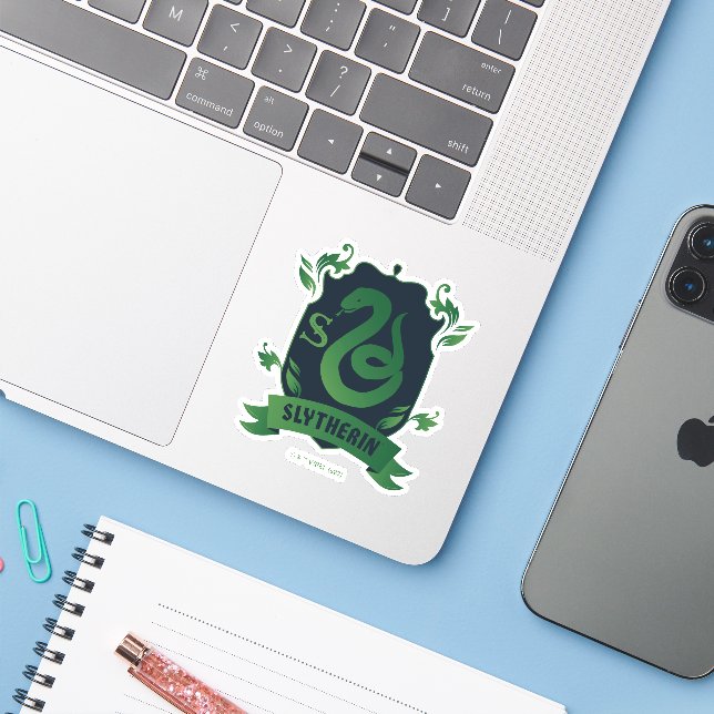 Verziert SLYTHERIN™-Wappen Aufkleber (Laptop mit iPhone)