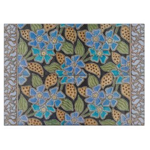 Verzierte blaue Immergrün-Blumen im klassischen Ju Schneidebrett