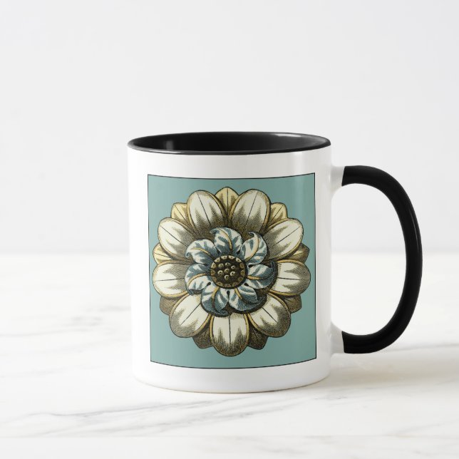 Verzierte Blumenmedaille über hellblauen Hintergru Tasse (Rechts)