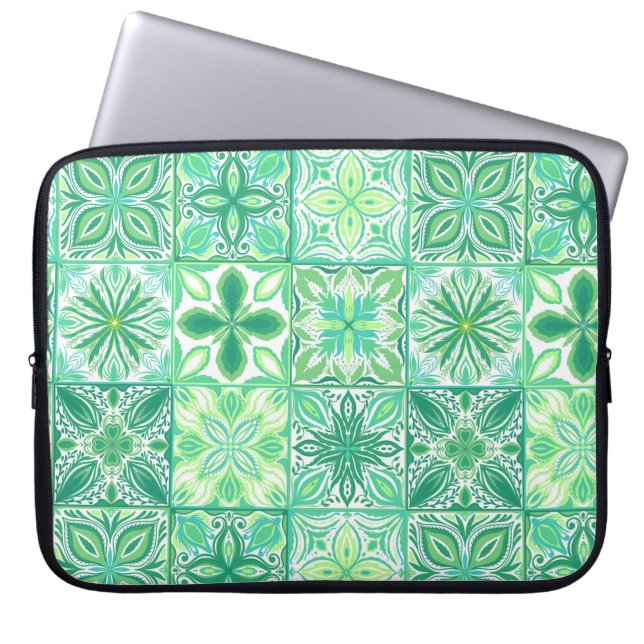 Verzierte grüne und weiße Fliesen Laptopschutzhülle (Vorderseite)