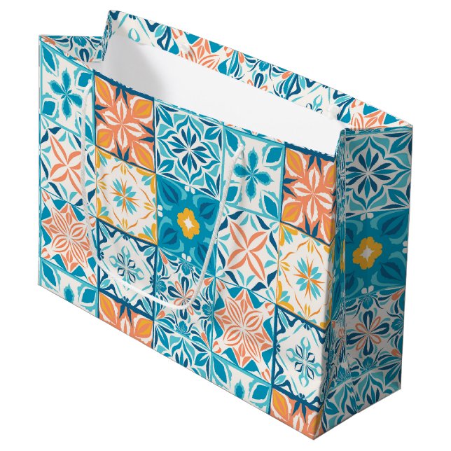 Verzierte Kacheln in Blau und Orange Große Geschenktüte (Vorderseite Schrägansicht)