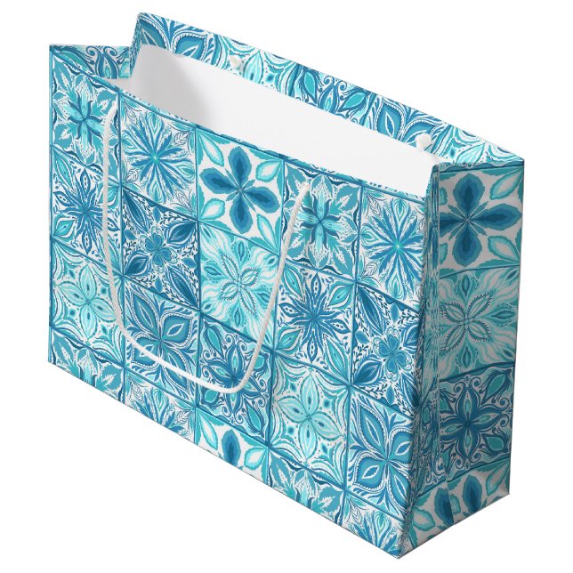Verzierte Kacheln in Blau und Weiß Große Geschenktüte (Vorderseite Schrägansicht)