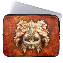 Verzierte Maske mit Orange Feathers im roten Hinte Laptopschutzhülle