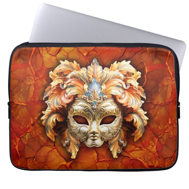 Verzierte Maske mit Orange Feathers im roten Hinte Laptopschutzhülle (Vorderseite)