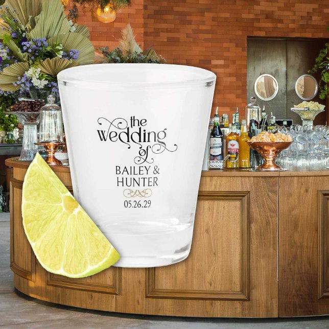 Verzierte Typografie Die Hochzeit des Datums Schnapsglas (Wedding favor shot glass personalized with bride & groom names and wedding date.)
