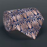 Verzierter Deko Muster Rose Gold Navy Blue Krawatte<br><div class="desc">Diese auffallende Krawatte weist ein gewagtes Deko-inspiriert Muster in Rose Gold Imitate Folie auf marineblau Hintergrund auf. Ideal für Trauzeugen in einer goldenen Hochzeit mit dem Thema Marineblau und Rose.</div>