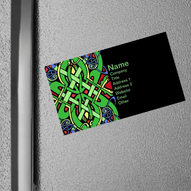 Verzierter irischer Keltenknochen Magnetische Visitenkarte (Irish Celtic green knot design ornate loops on black magnetic business cards.)