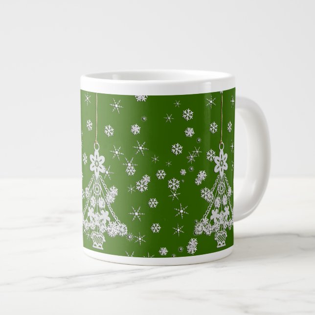 Verzierter Weihnachtsbaum & Schneeflocken Jumbo-Tasse (Vorderseite Rechts)