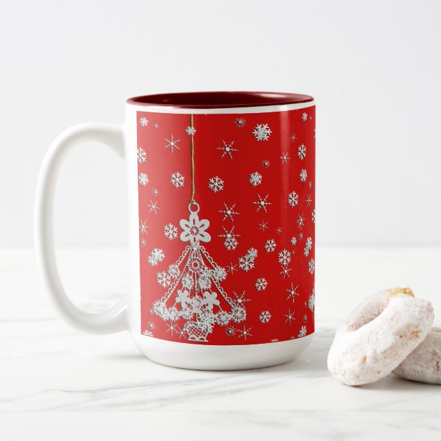Verzierter Weihnachtsbaum & Schneeflocken Zweifarbige Tasse (Mit Donut)