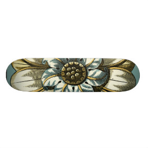 Verziertes Blumenmedaillon auf hellblauem Skateboard