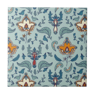 Verziertes Blumenmuster auf einem hellblauen Hinte Fliese