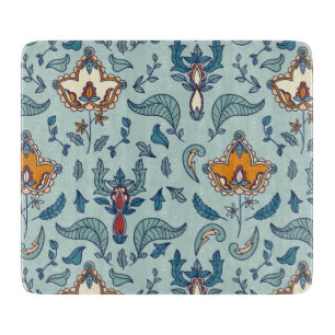 Verziertes Blumenmuster auf einem hellblauen Hinte Schneidebrett